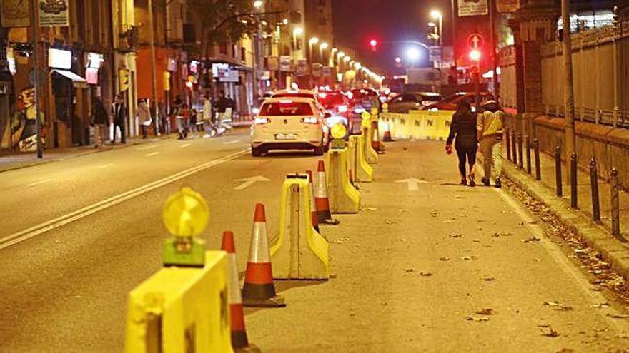 Un dels carrils del carrer Barcelona està tallat des de fa mesos per unes obres.