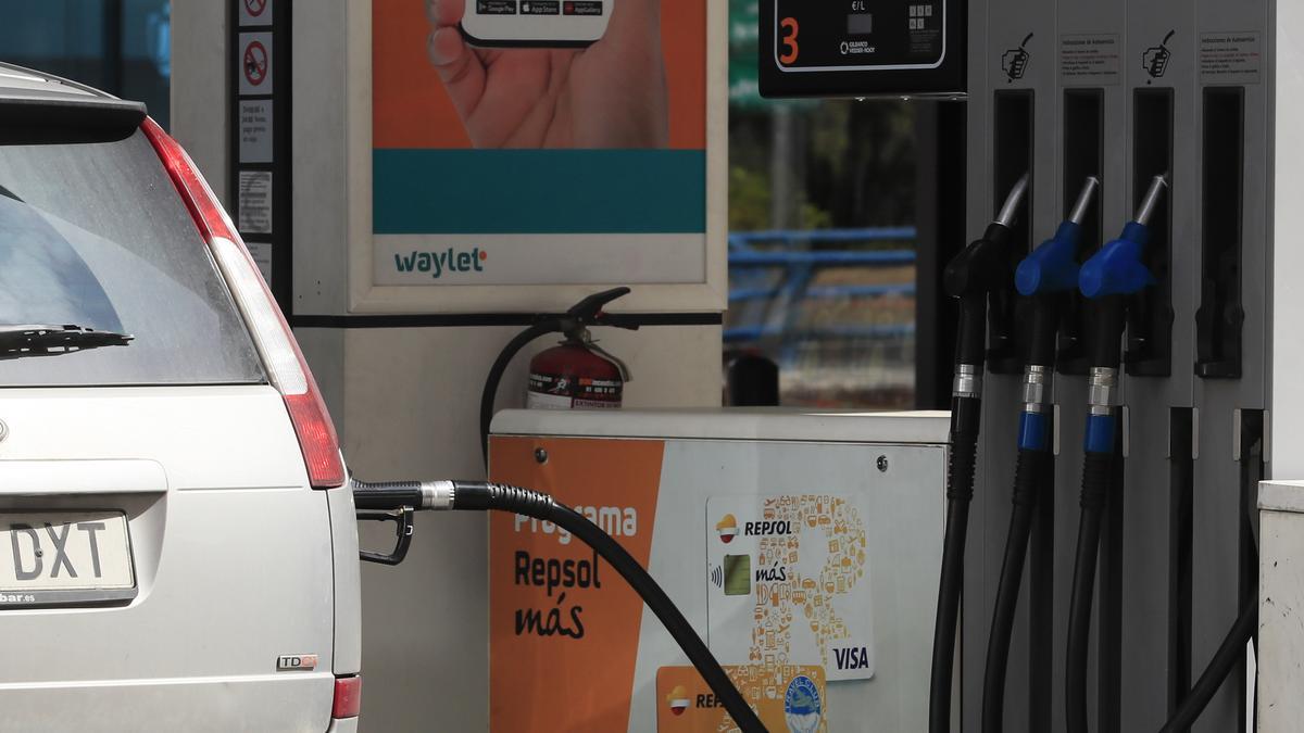 Los carburantes siguen bajando en la Semana Santa más cara de la historia.