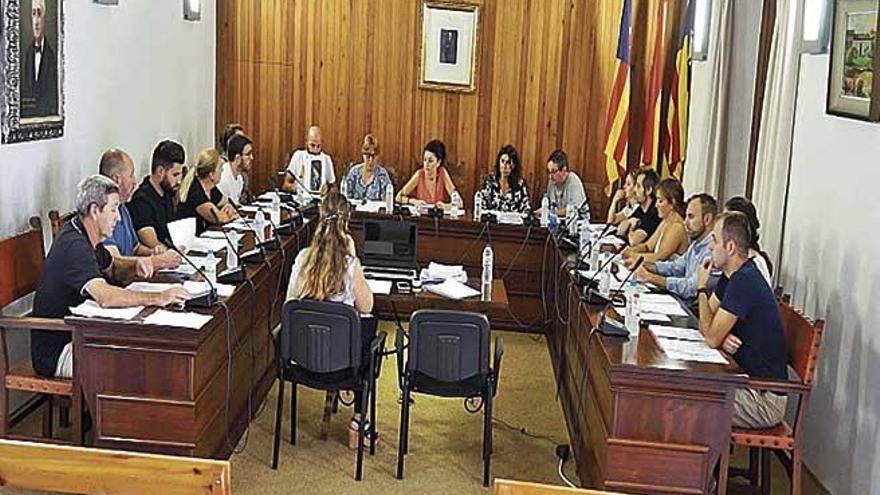 Inicio de la sesiÃ³n del pleno &#039;serverÃ­&#039; a la una de la tarde de ayer.