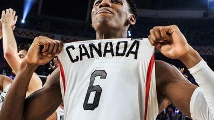 RJ Barrett mostra amb orgull el nom de la campiona Canadà