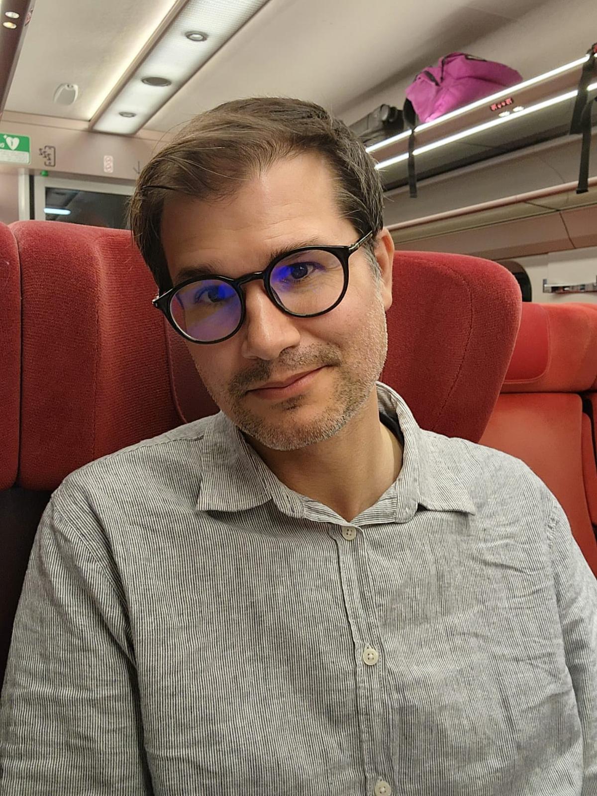 Juan Vergara, vigués, autor do pódcast "Fóra do mapa".