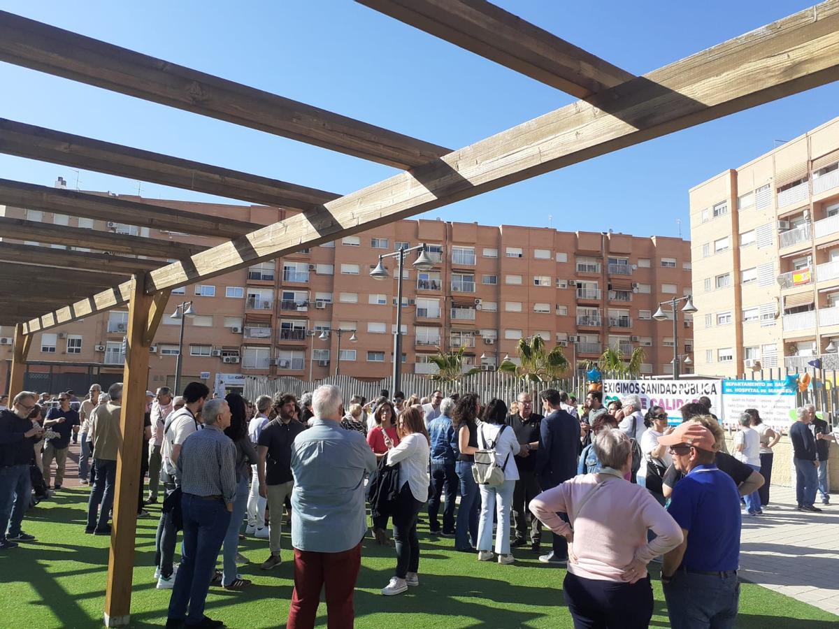 La plataforma en defensa de la Sanidad Pública de calidad del departamento de Salud de Manises se concentró ayer frente al centro.