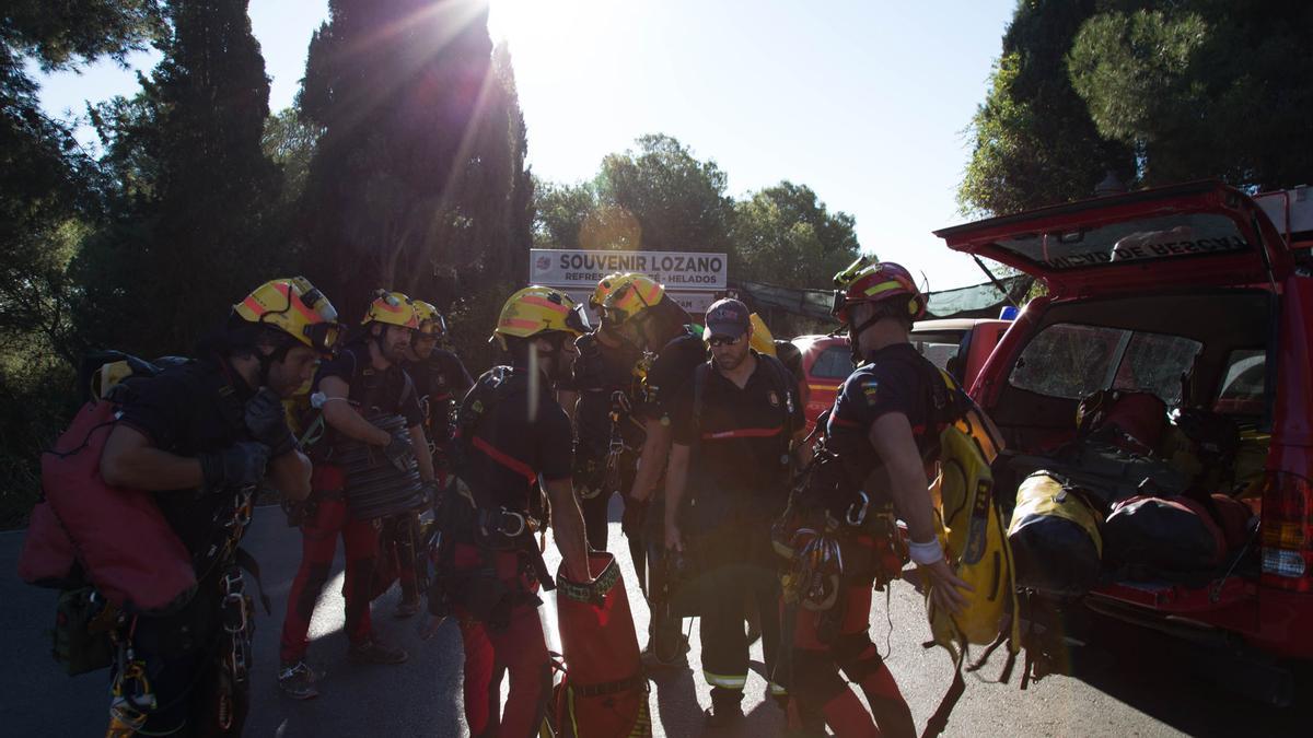 Los bomberos  inspeccionan dos pozos en la Alcazaba y Gibralfaro. Foto: Alejandro Santana Almendro