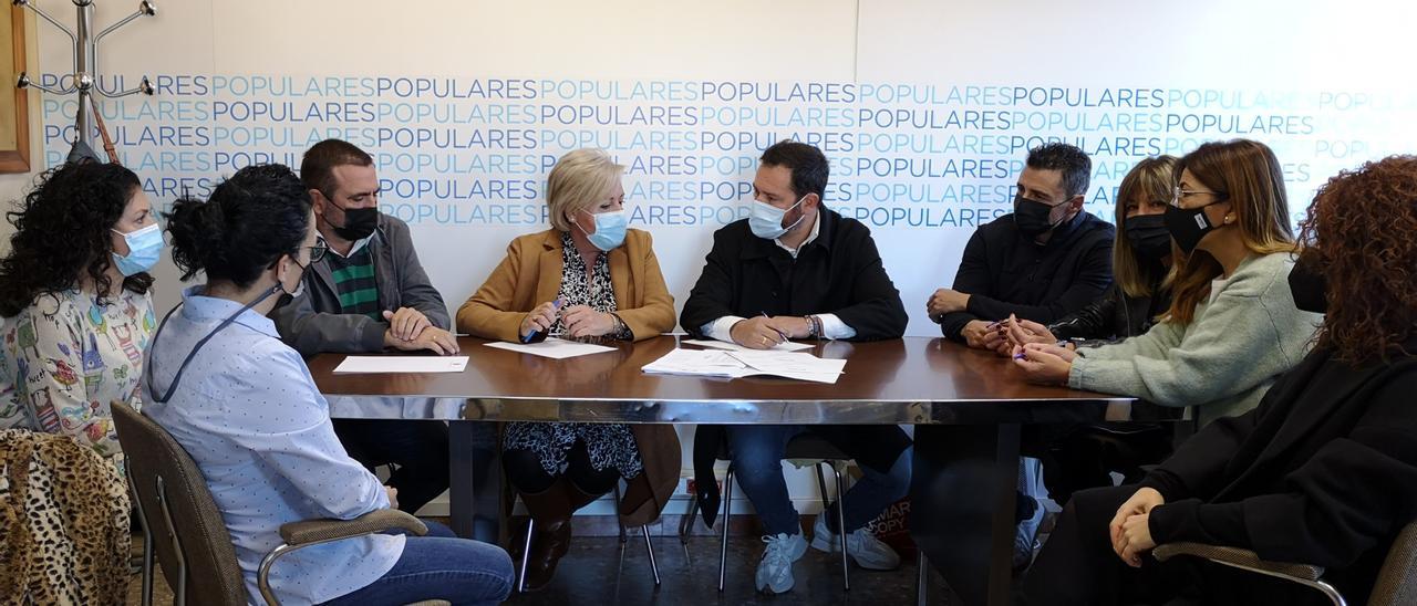 Representantes de los grupos municipales del PP de Elda y Petrer durante la reunión.