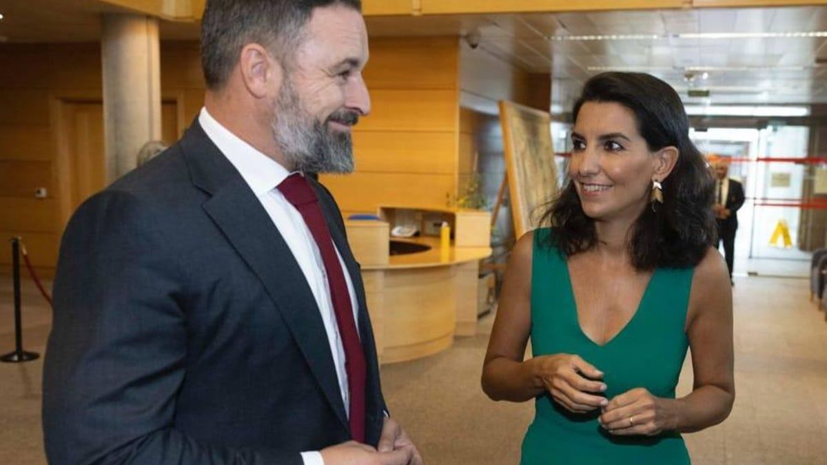 La candidata de Vox, Rocío Monasterio, junto al líder del partido, Santiago Abascal, en la Asamblea de Madrid.