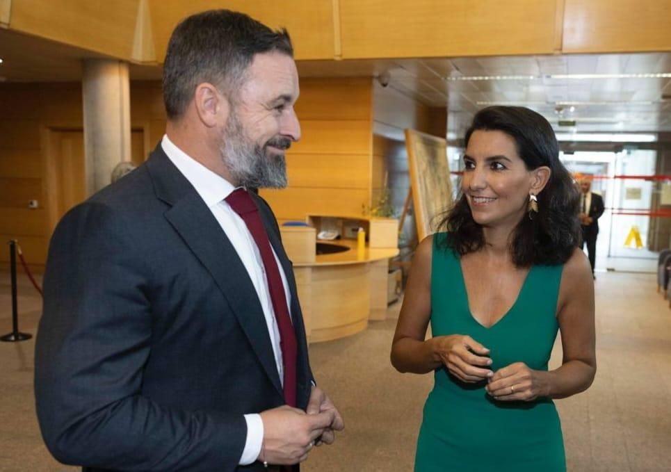 La candidata de Vox, Rocío Monasterio, junto al líder del partido, Santiago Abascal, en la Asamblea de Madrid.