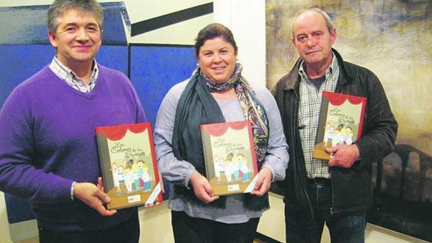 Emilio Huerta, María Nachón y Nacho Fonseca, con ejemplares del libro, en la Pola.