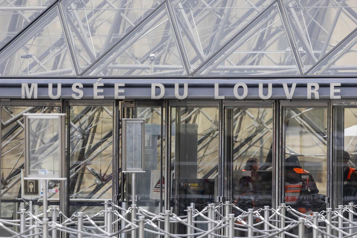 Затопление в Лувре разрушает произведения искусства