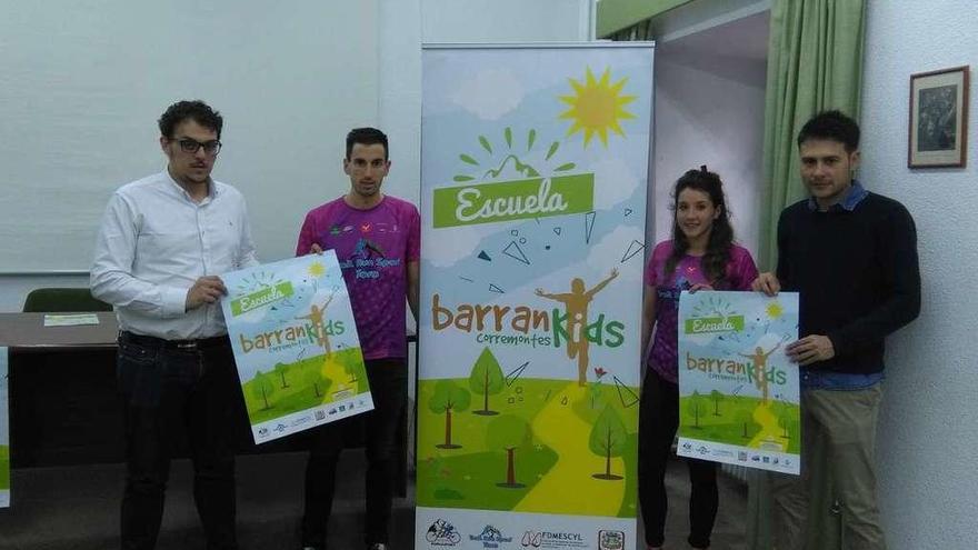 Autoridades y responsables de la Escuela Barrankids presentan el nuevo proyecto para niños.