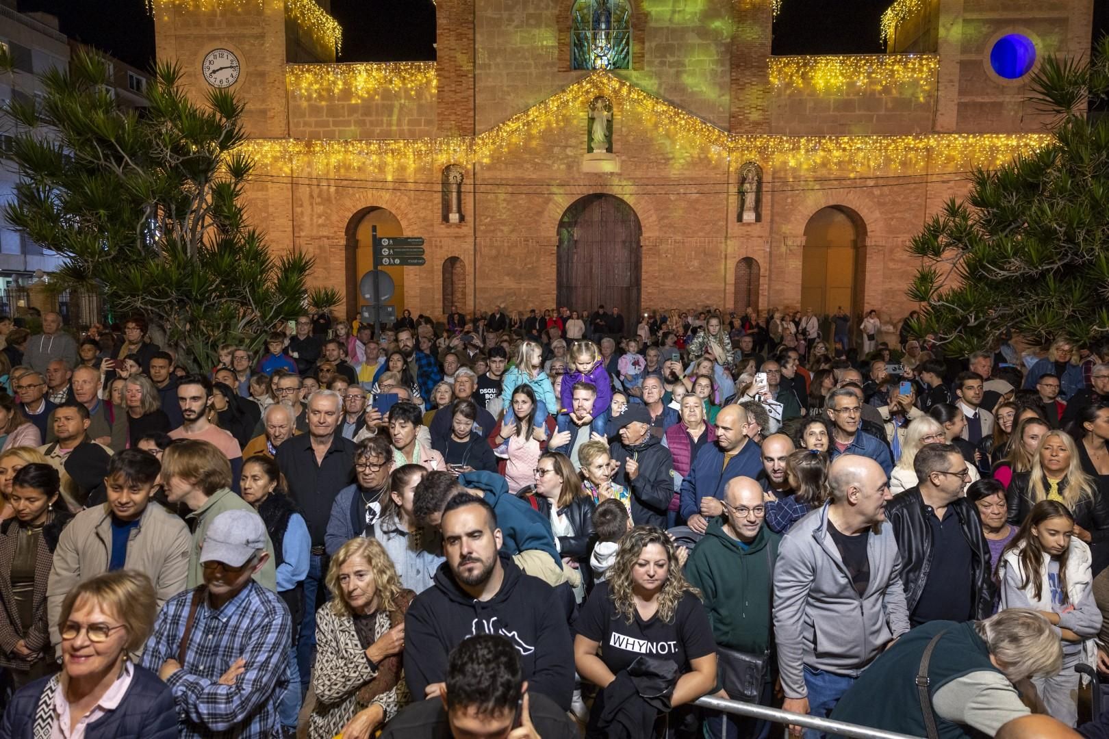 La fiesta de encendido del alumbrado especial de fiestas patronales y Navidad de Torrevieja, en imágenes