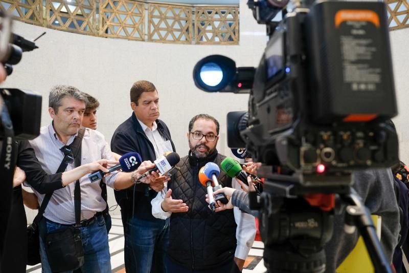 Las Palmas de Gran Canaria. El presidente de Canarias, Fernando Clavijo, recibe al secretario general de UGT en las islas, Gustavo Santana, y a los miembros de su Ejecutiva, que le entregarán una estatuilla conmemorativa del 130 aniversario del sindicato.  | 11/03/2019 | Fotógrafo: José Carlos Guerra