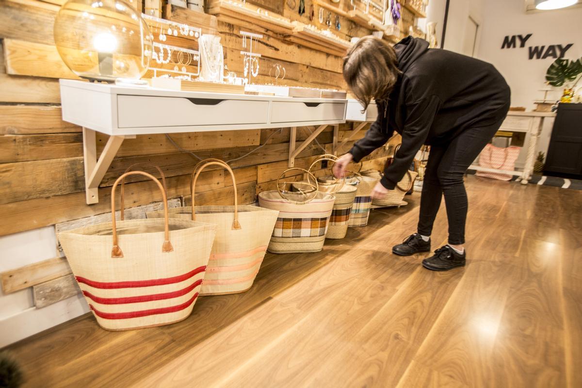 La propietaria de la tienda tiene que ir a buscar ella misma los artículos al no enviárselos los proveedores