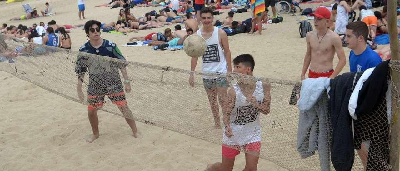 Jóvenes jugando al vóley playa en O Terrón. // Noé Parga.