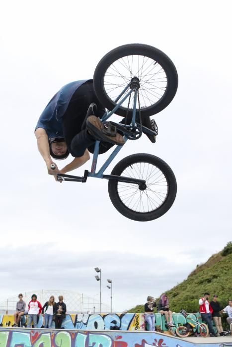 Espectáculo de BMX en el skatepark de Cimadevilla