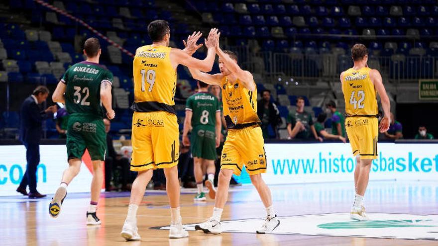 Shermadini y Huertas se felicitan tras una acción positiva del Iberostar en el Martín Carpena.