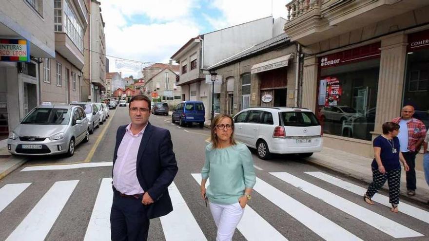 Miguel Domínguez y Ethel Vázquez, ayer, visitando la calle Vilanova tras la firma del convenio. // A. Hernández