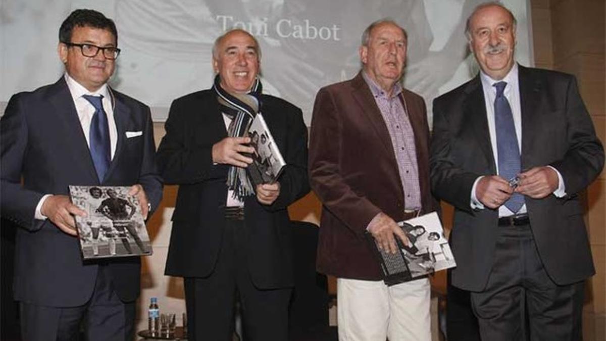 Juan Manuel Asensi (segundo por la izquierda) junto al periodista Toni Cabot, Carles Rexach y Vicente del Bosque