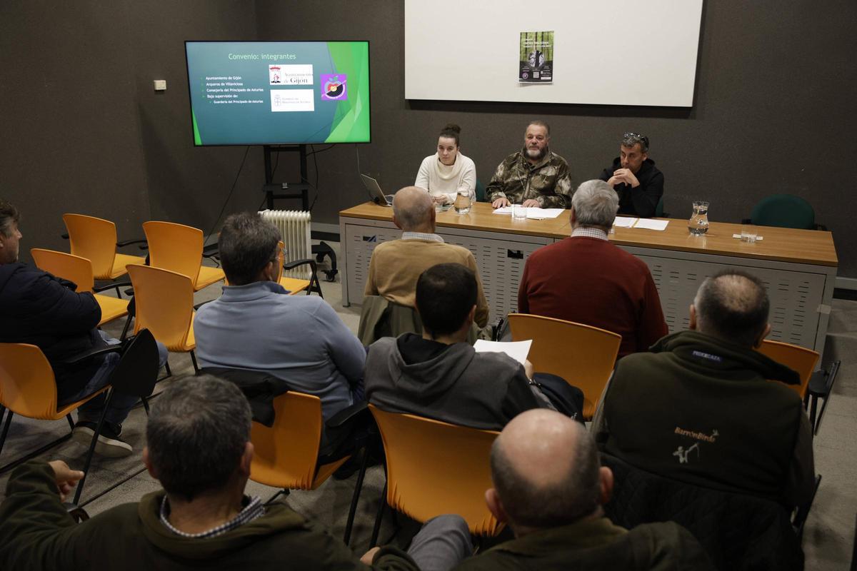 Participantes en el congreso de arqueros, ayer, en el Botánico.