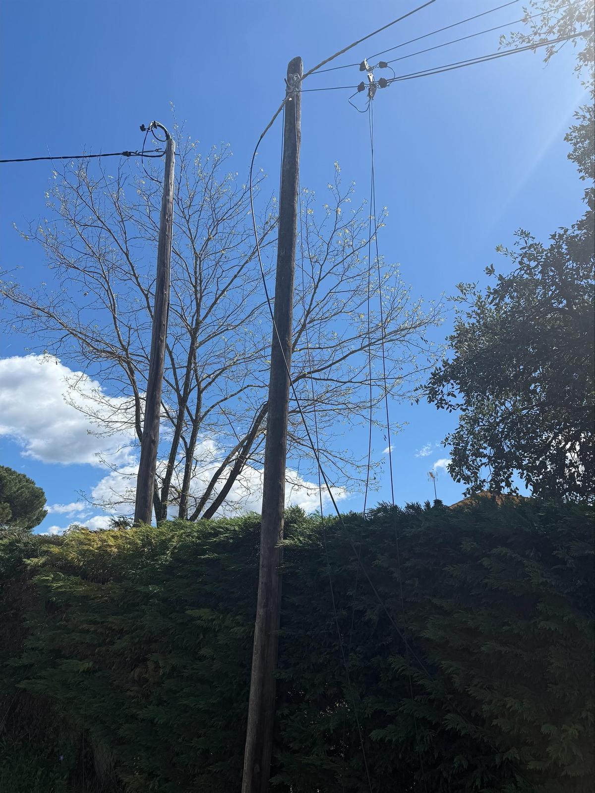 Un dels pals afectats a la urbanització Els Refugis de les Gavarres.