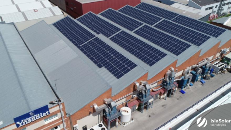 Paneles fotovoltaicos instalados por la empresa Isla Solar en una industria