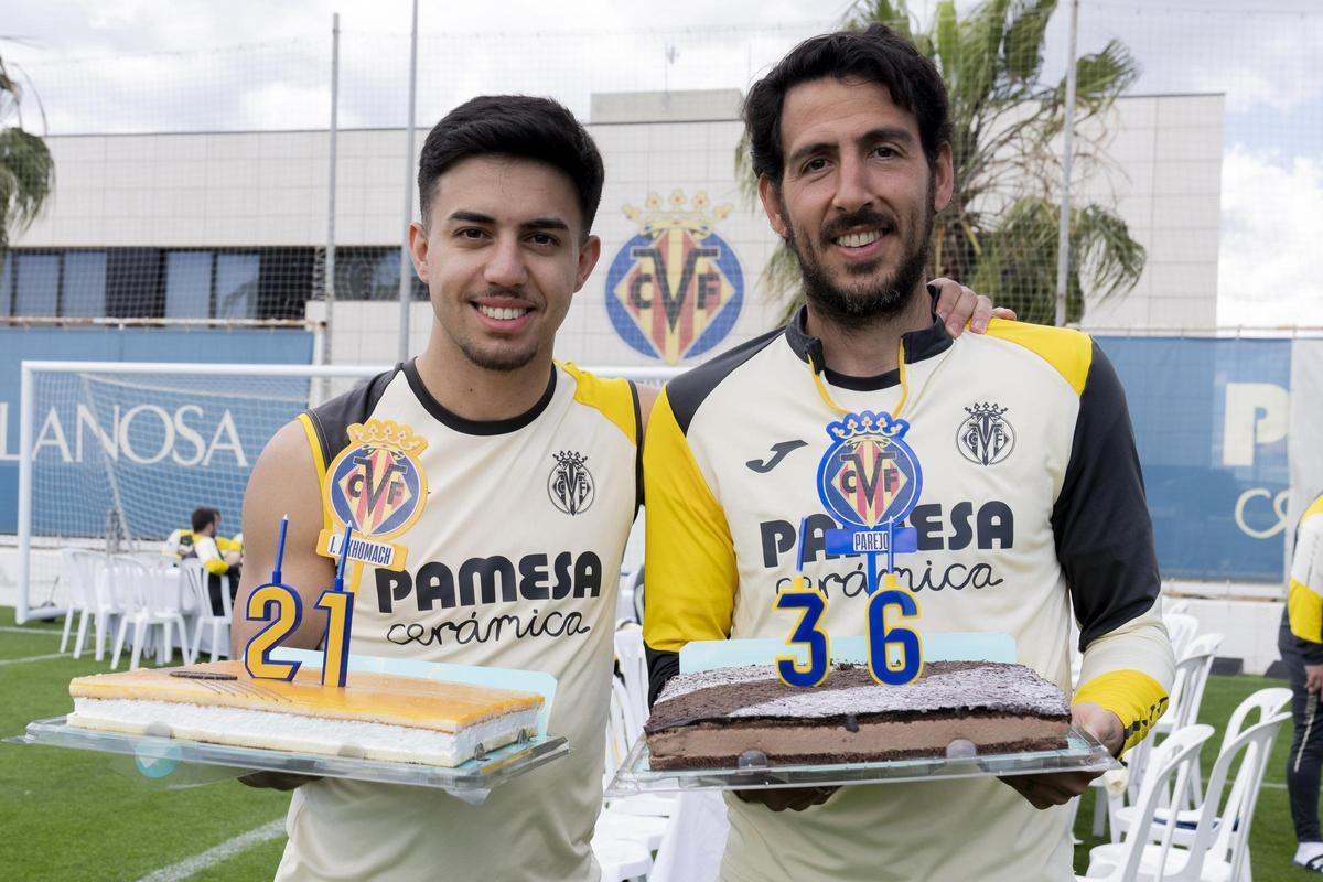 El Villarreal aprovechó para celebrar los cumpleaños de los jugadores Ilias Akhomach (i), que hizo 21 añitos, y Dani Parejo (d), que cumplió 36 años.
