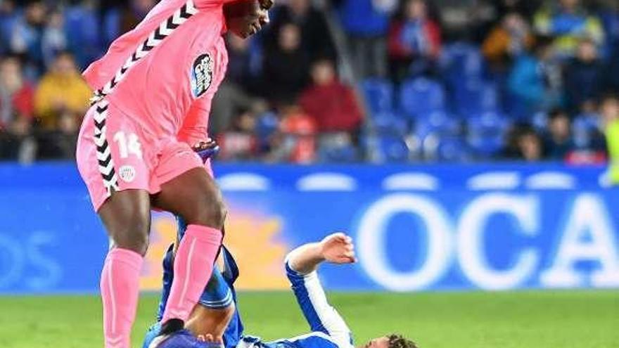 Dongou recibe una dura entrada de un jugador del Dépor. // C. Pardellas