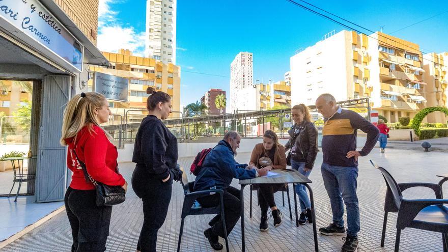 Vecinos de Benidorm recogen firmas contra la subida de los recibos de la basura y el IBI