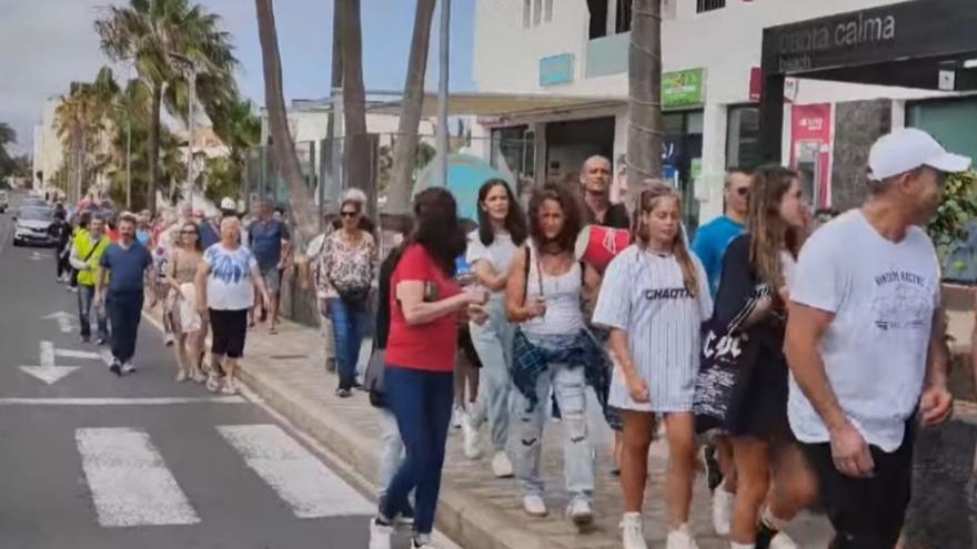 Los vecinos de Costa Calma protestan en la calle por el abandono de la localidad
