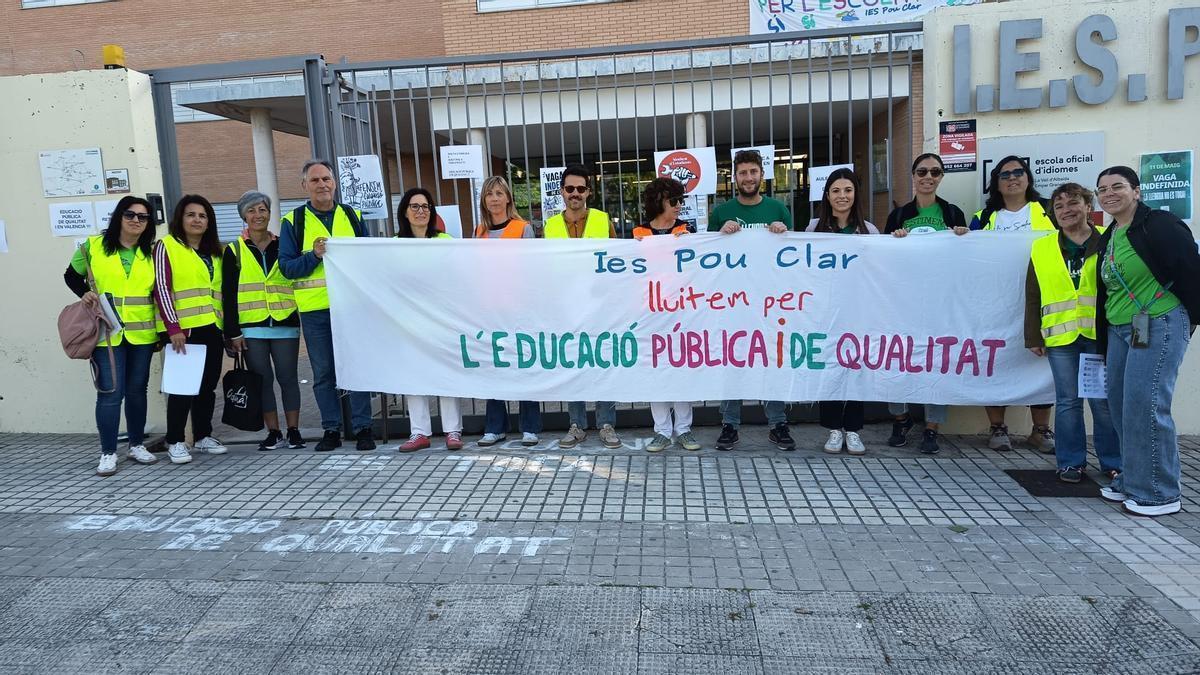 Docentes, en unamanifestación coordinada en el IES Pou Clar de Ontinyent.