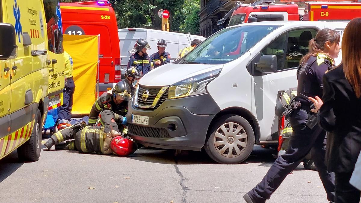 Una mujer es atropellada en la esquina de la c/ Diputació con la c/ Aribau quedando atrapada debajo la furgoneta