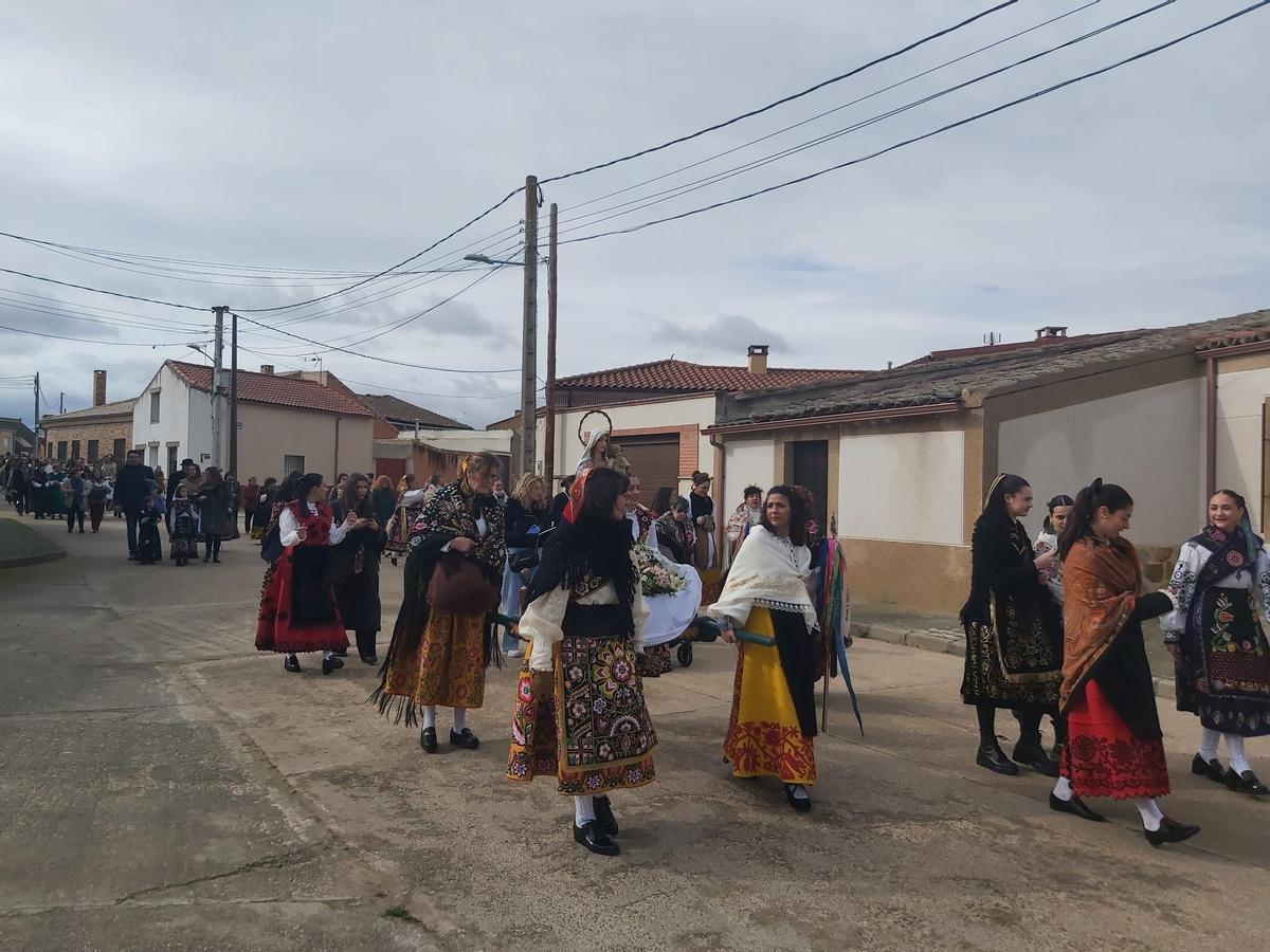 GALERÍA | Las águedas de Pajares salen procesión y bailan La Peregrina