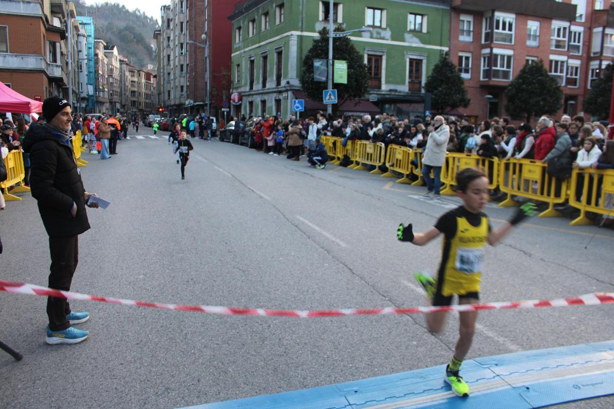 Todas las imágenes de la "San Silvestre" de Mieres: desde los más pequeños hasta los mayores, y con el "Grinch" siempre atento
