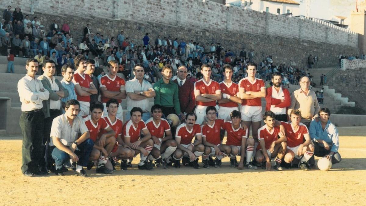 Una formación del Atlético Espeleño en la década de los 80.