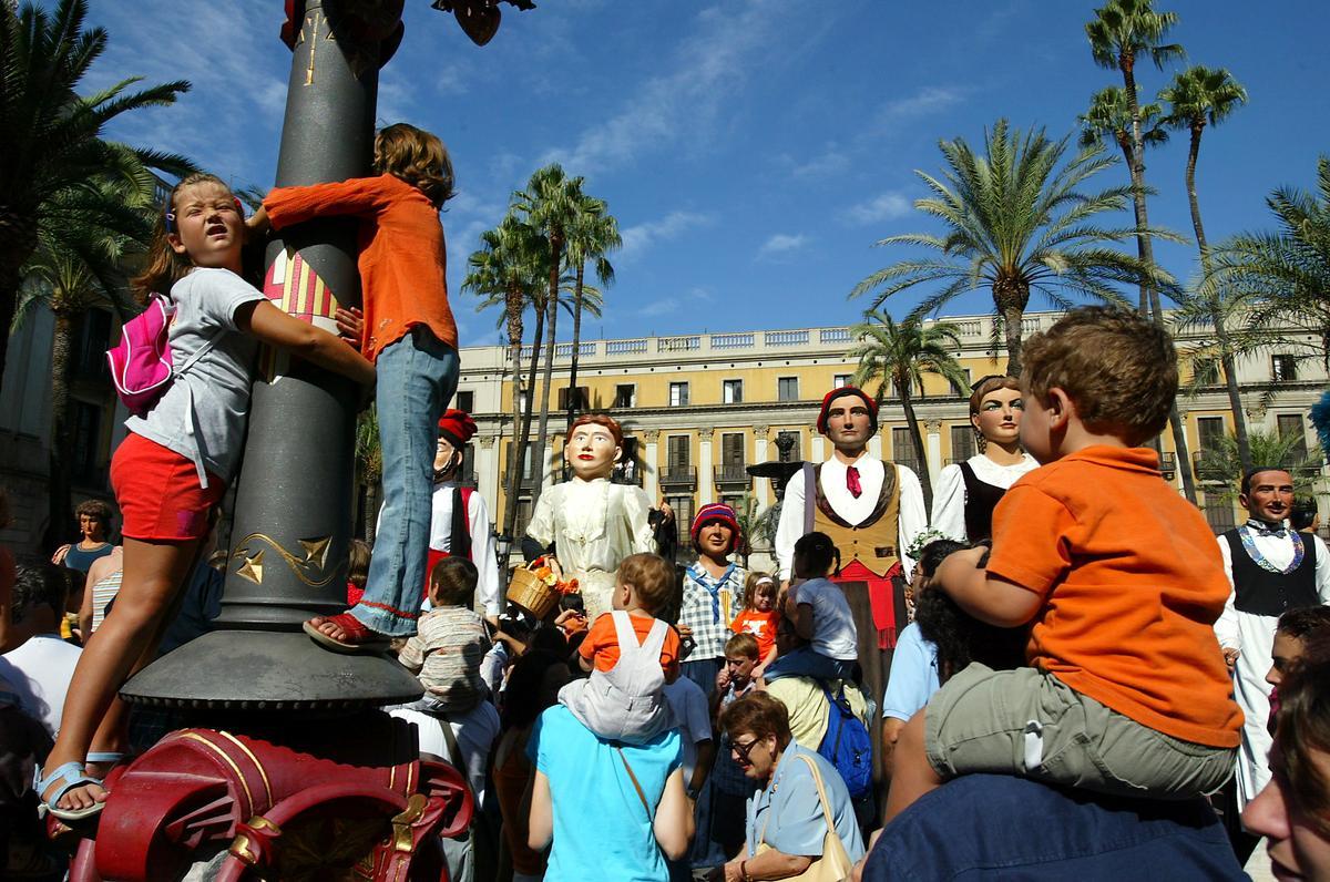 Mercè 2004. BALL DE GEGANTS EN LA PLAÇA REIAL