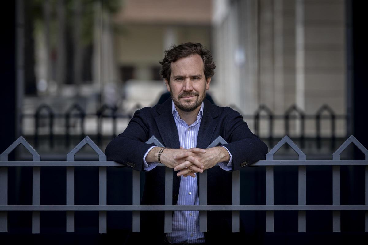 Giménez Larraz, a las puertas de EL PERIÓDICO, con motivo de la entrevista por el 25 aniversario del asesinato de su padre.