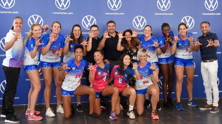 El Haris, junto a responsables de Volkswagen Canarias, posando cual felino.