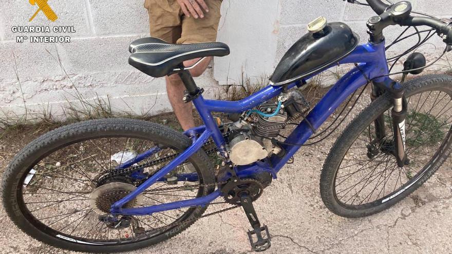 La bicicleta constaba de un motor de combustión y un depósito de gasolina.