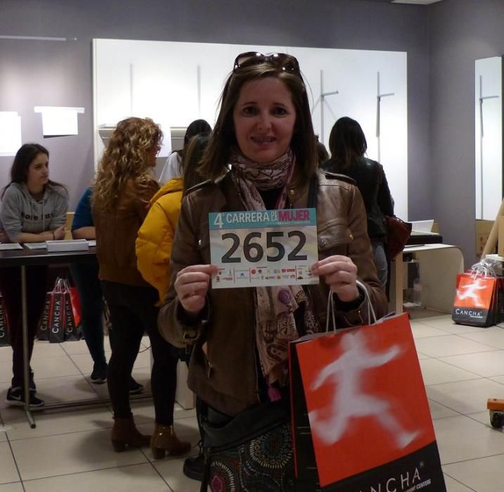 Recogida de dorsales en el Thader para la IV Carrera de la Mujer (Tarde)