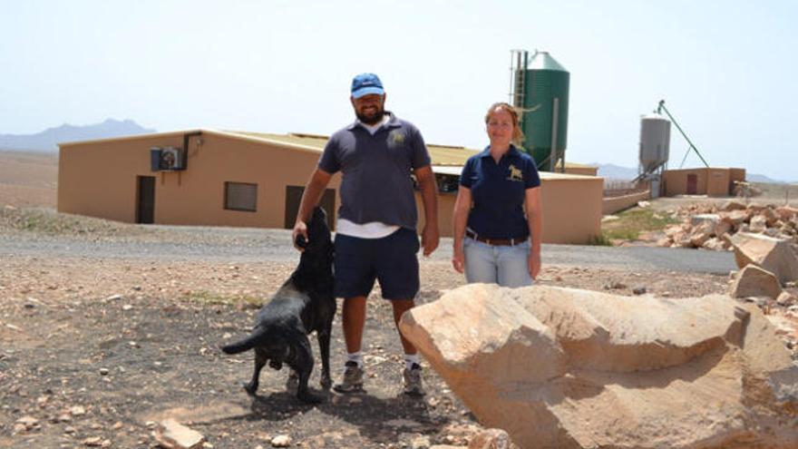 Lorenzo Martín y su mujer, Natalia Torres, junto a su perro bardino en las proximidades de su granja de cabras. | lp / dlp