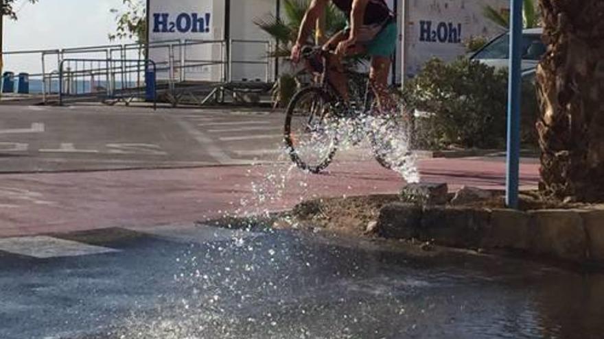 Fuga de agua de riego en la playa