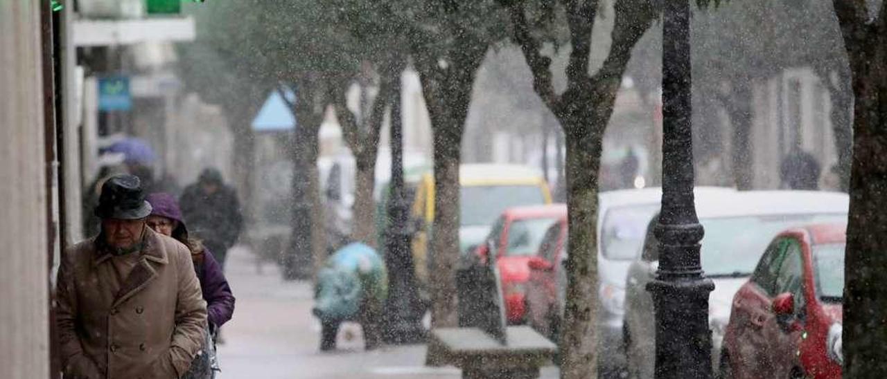 En la mañana de ayer una granizada cogió de imprevisto a los viandantes en Lalín. // Bernabé