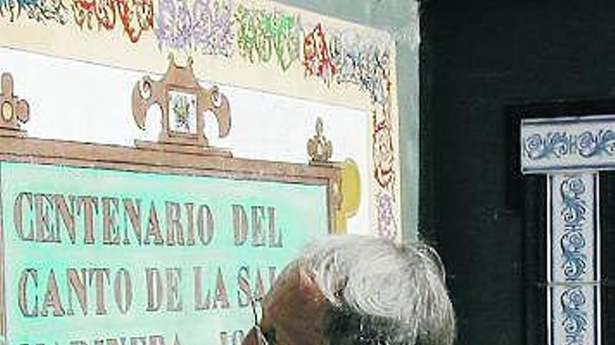 Alfredo Menéndez retoca su mural, en 2005.