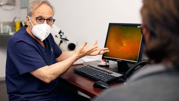 El doctor Carlos Mateo, oftalmólogo de IMO-Grupo Miranza, en su consulta.