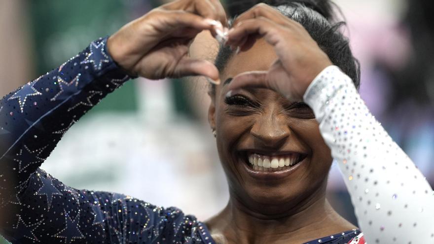 Simone Biles tiene una sonrisa que solo ella entiende