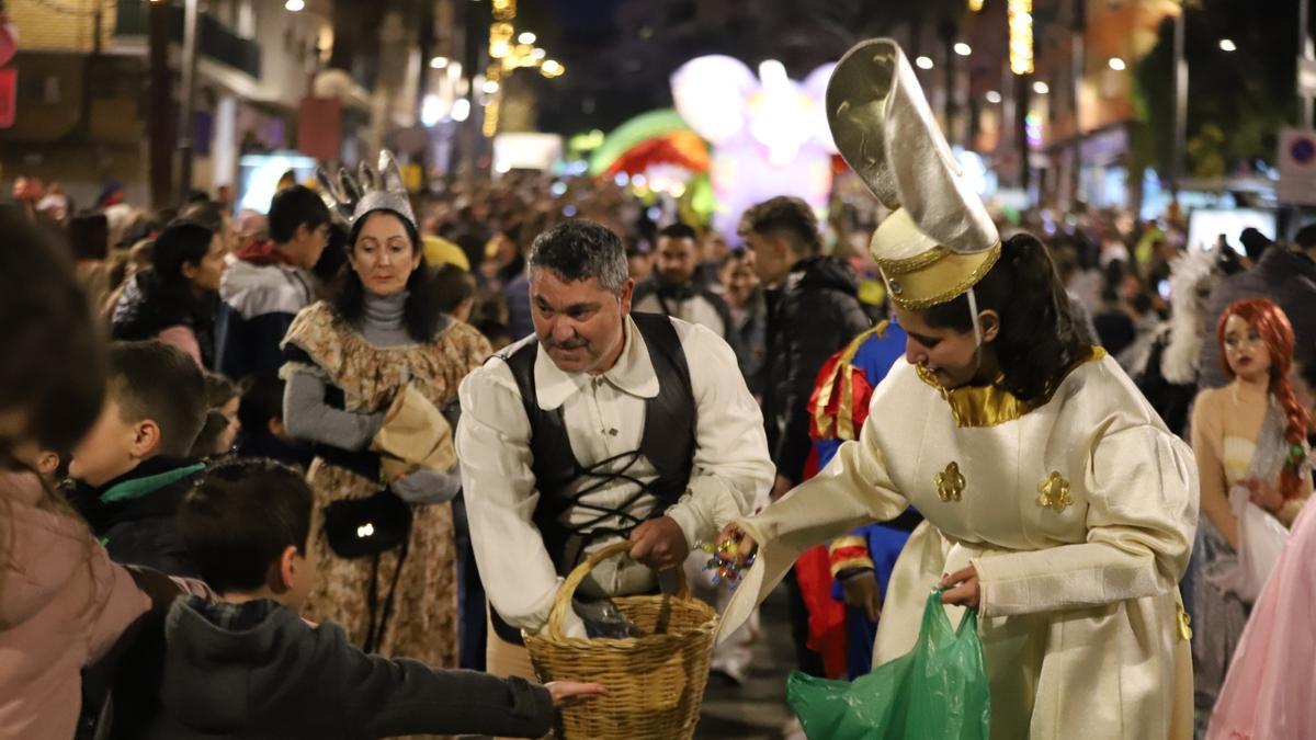 Un niño recoge caramelos en la Cabalgata de Reyes de Paterna del año pasado.