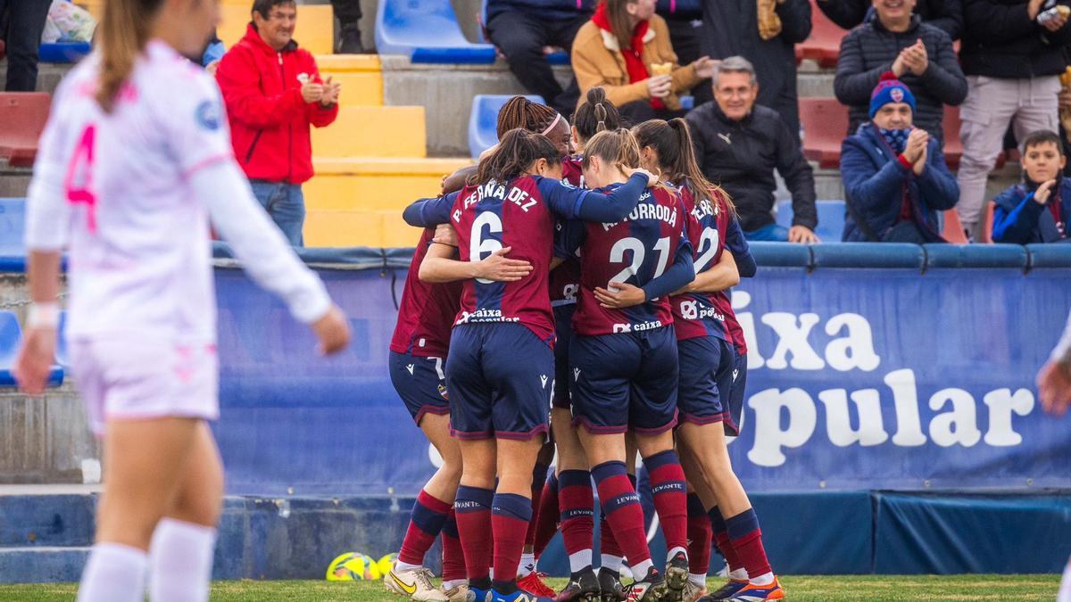 Piña del Levante Femenino tras el gol de Ivonne.