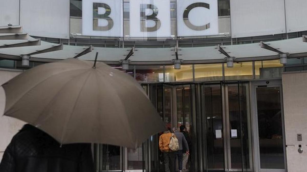 Puerta principal del edificio de la BBC en Londres.