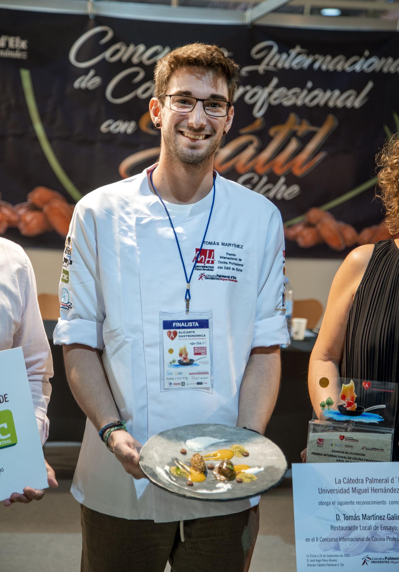 Tomás Martínez posa con su plato