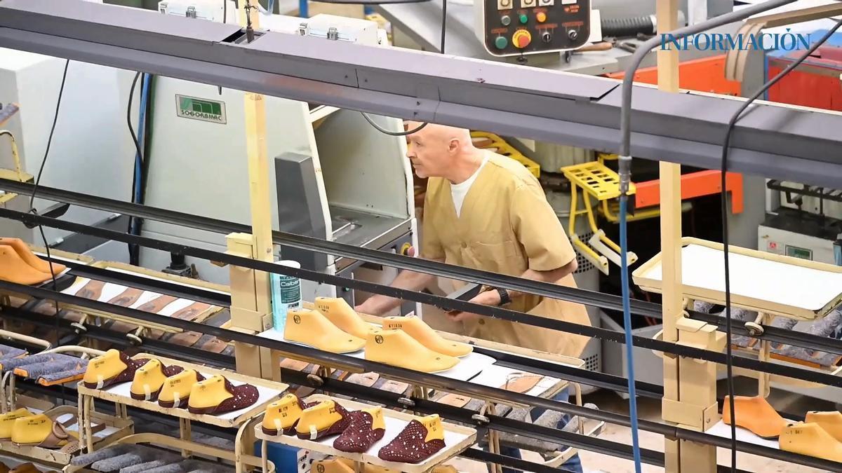 La reina Letizia visita la fábrica de la firma de calzado Pedro García en Elda