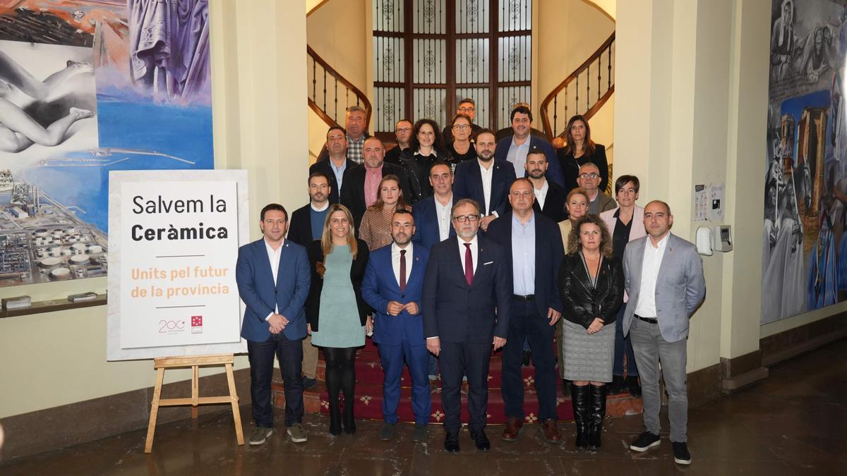 Los alcaldes y representantes de la Diputació, tras la firma del manifiesto por la cerámica de Castellón.